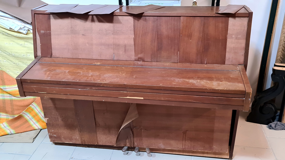 Piano droit RIPPEN 1972 placage noyer Piano droit RIPPEN 1972 placage noyer