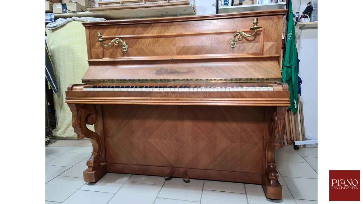 Piano droit ancien PRUVOST 1905 en noyer frisé PGAVEAU Modèle D 1924