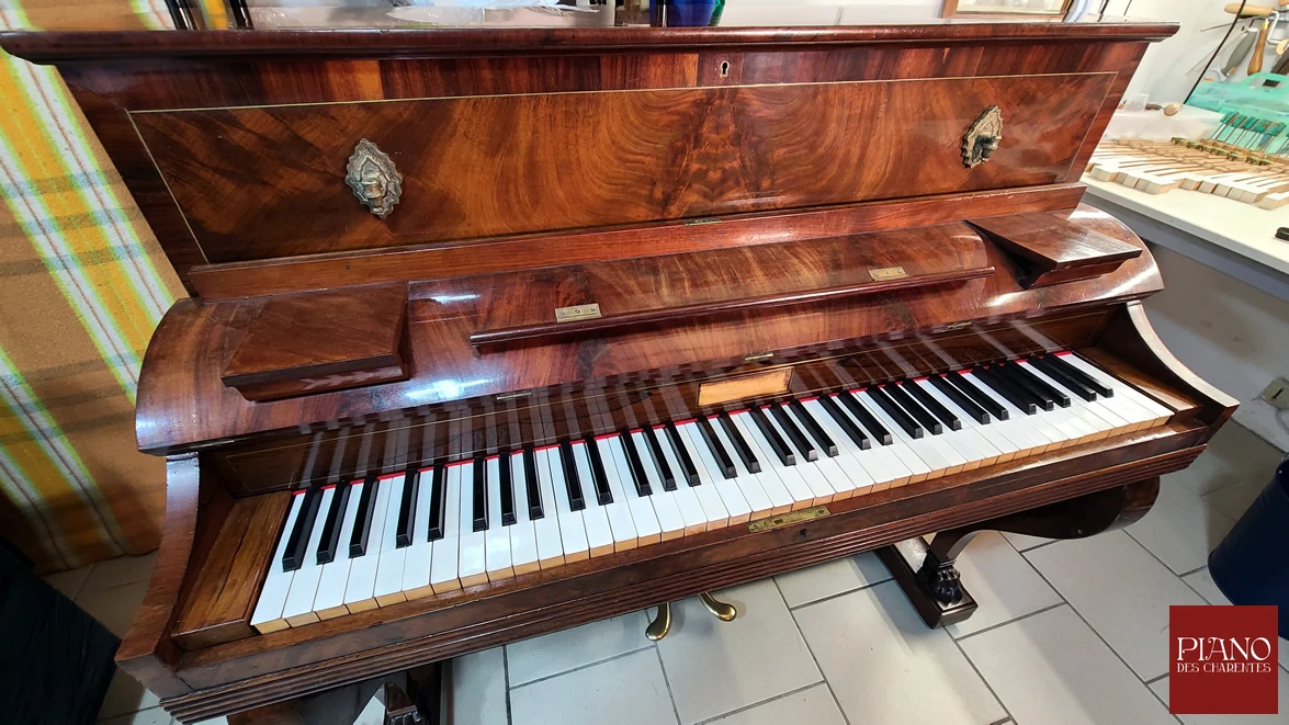 PLEYEL Pianino 1837 Acajou de Cuba ronceux filet de laiton et pattes de Lion PLEYEL Pianino 1837 Acajou de Cuba ronceux filet de laiton et pattes de Lion