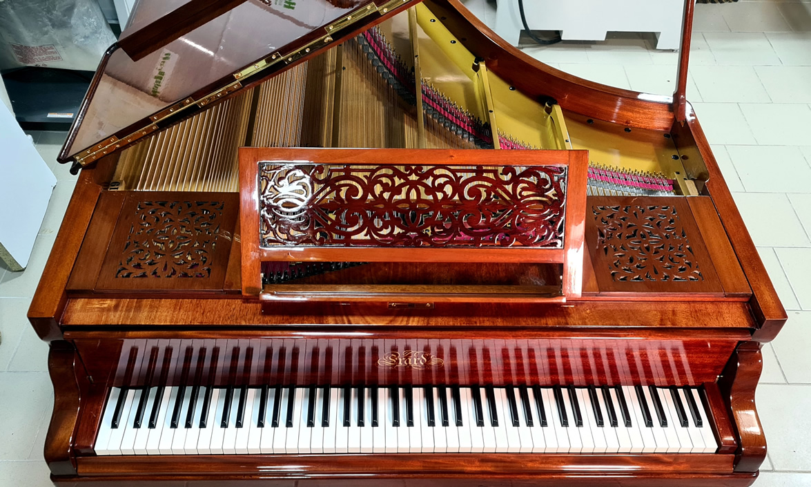 Piano à queue ERARD 1893 acajou finition vernis au tampon brillant Piano à queue ERARD 1893 acajou finition vernis au tampon brillant