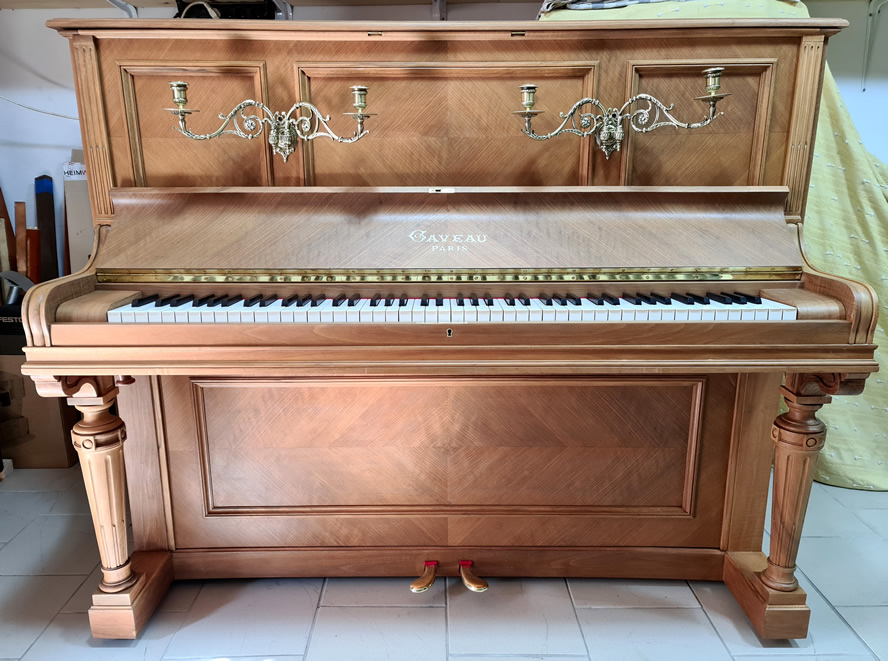 Piano droit GAVEAU 1919 modèle C, style Louis XVI en noyer frisé finition moderne ultra-mat. Piano droit GAVEAU 1919 modèle C, style Louis XVI en noyer frisé finition moderne ultra-mat.