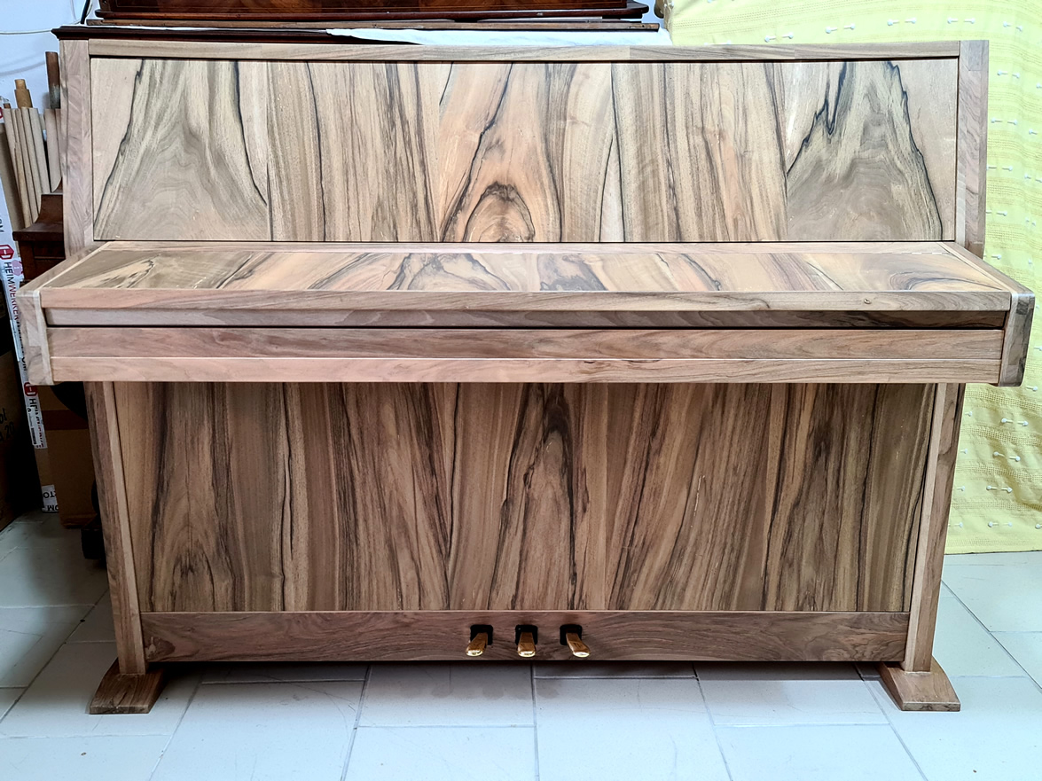 Piano droit RIPPEN 1972 en noyer massif finition moderne ultra-mat Piano RIPPEN finition moderne ultra-mat