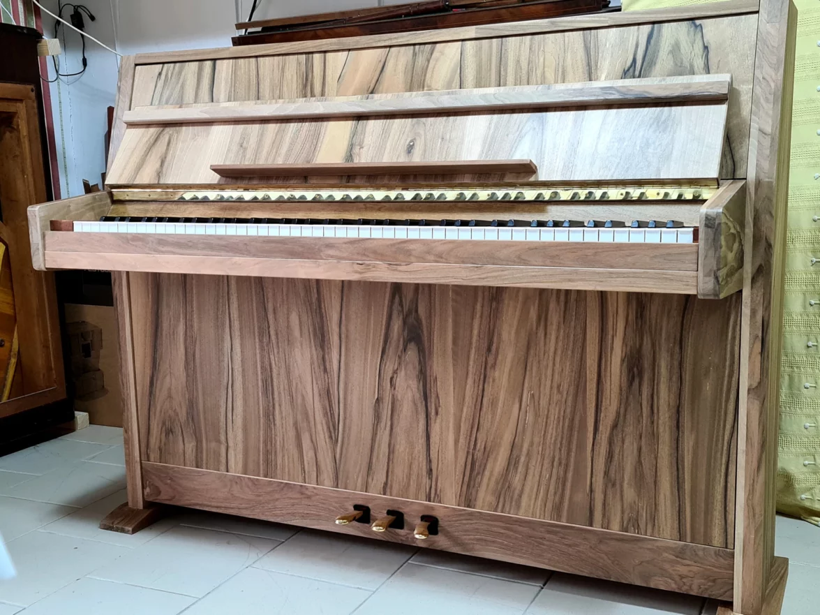 RIPPEN-noyer-finition-moderne-ultra-mat