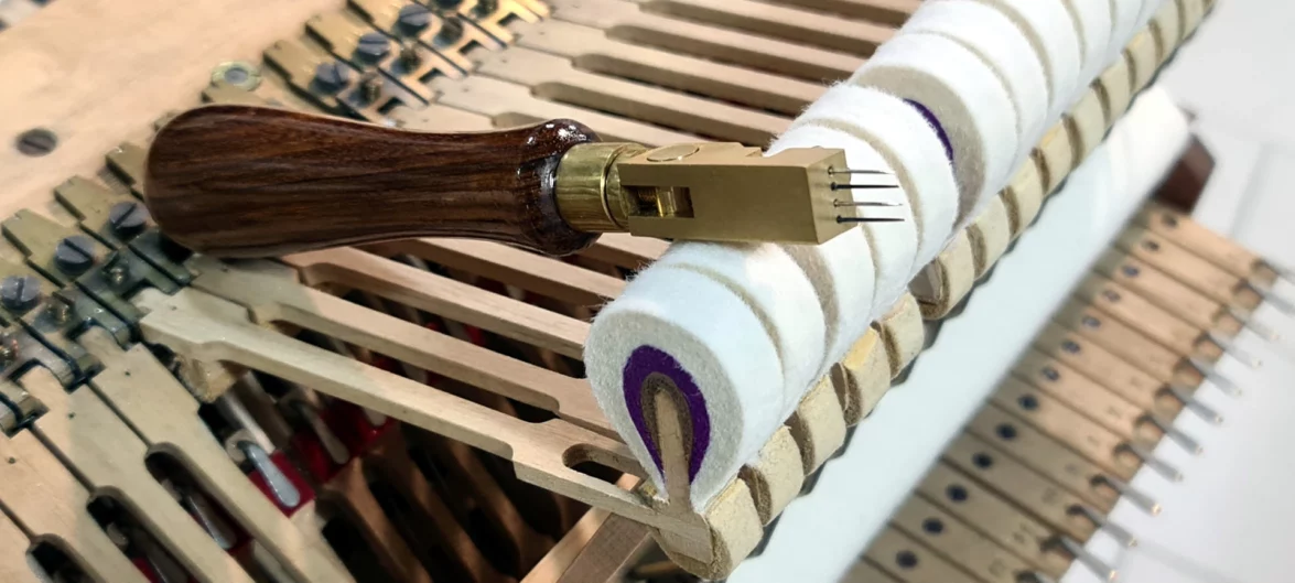 harmonisation-du-son-par-piquage-des-feutres-des-marteaux