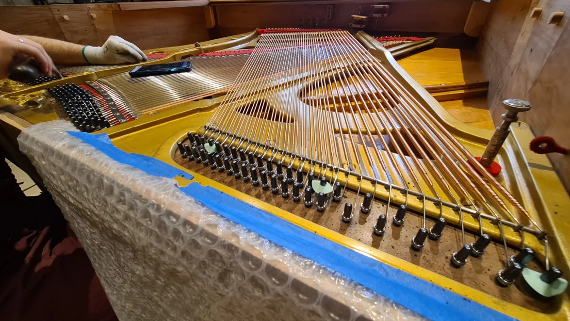 pincage-des-cordes-sur-piano-droit